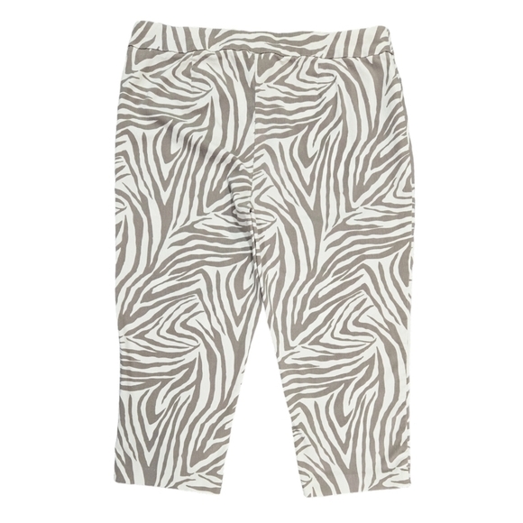 Chico's Cream Tan Zebra Print Pull On Capri Pant Pockets Stretch Vacation Safari - Picture 3 of 10